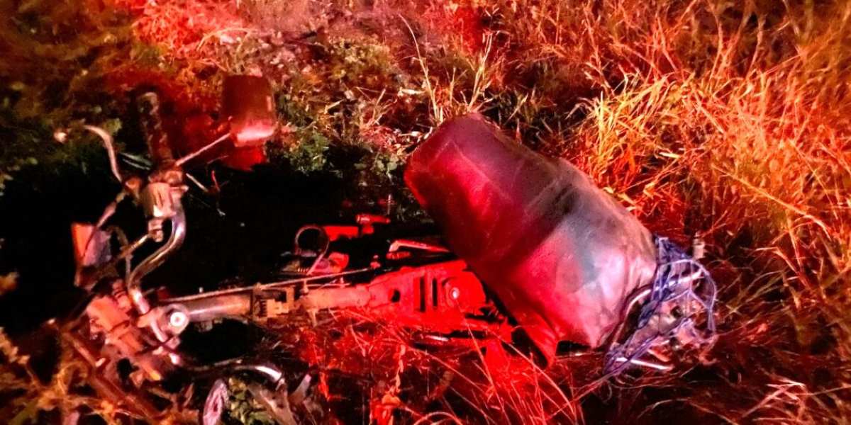 Acidente envolvendo três pessoas em uma motocicleta deixa homem e criança mortos na BA-120; jovem fica ferido