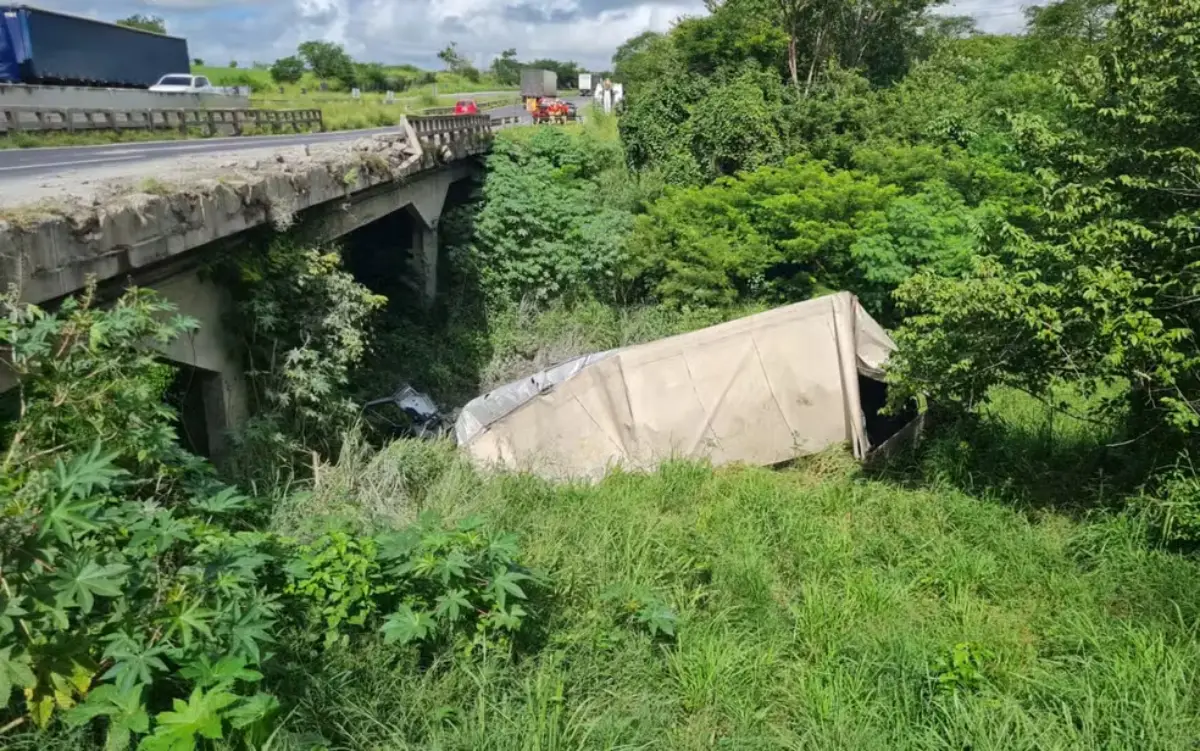 Caminhão despenca de ponte na BR-116 e motorista morre preso às ferragens