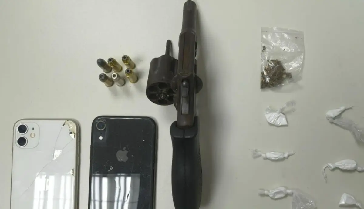 Dois suspeitos são presos com arma e drogas no distrito de Jaguara, em Feira de Santana