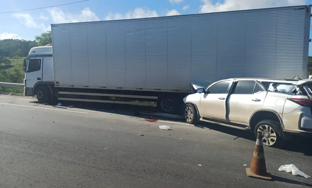Colisão na BR-116 deixa uma pessoa morta e três feridas em Feira de Santana
