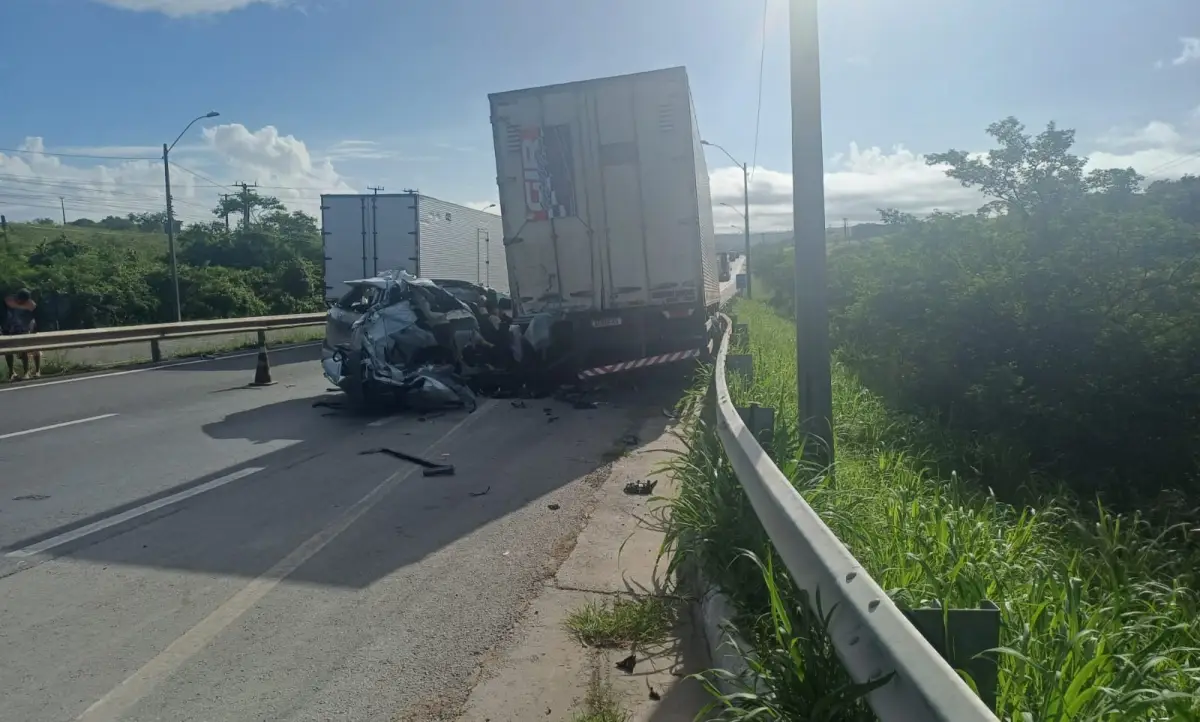 Colisão na BR-116 deixa uma pessoa morta e três feridas em Feira de Santana