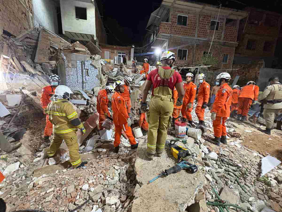 Bombeiros localizam segundo corpo após desabamento de imóvel em Salvador