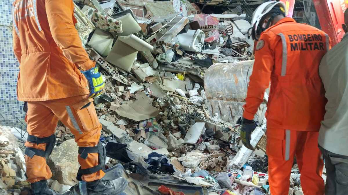 Bombeiros resgatam último corpo após desabamento de imóvel em Salvador