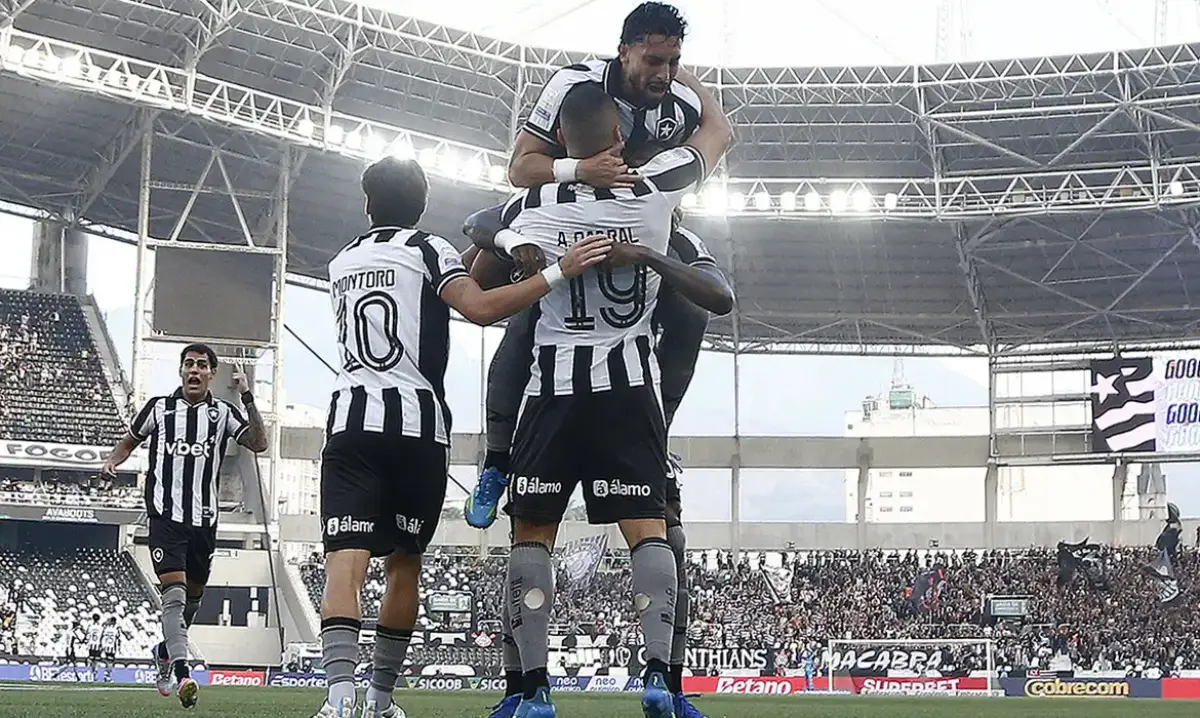 Arthur Cabral brilha pelo Botafogo e vence o Corinthians pela 16ª rodada do Brasileirão