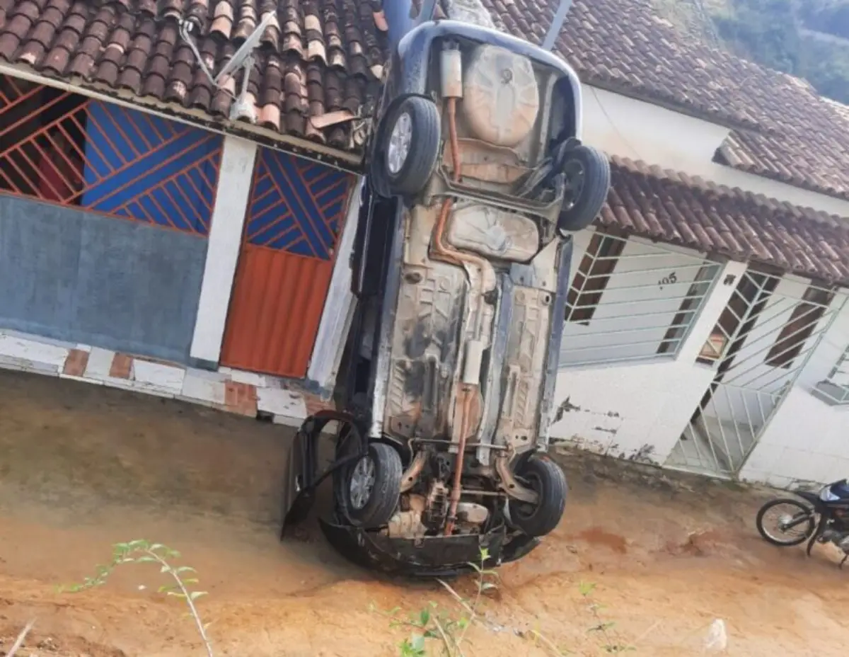Carro cai em barranco no bairro Cruzeiro e moradores cobram contenção em área de risco