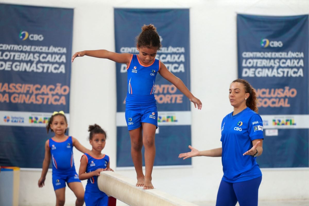 Crianças praticando ginástica