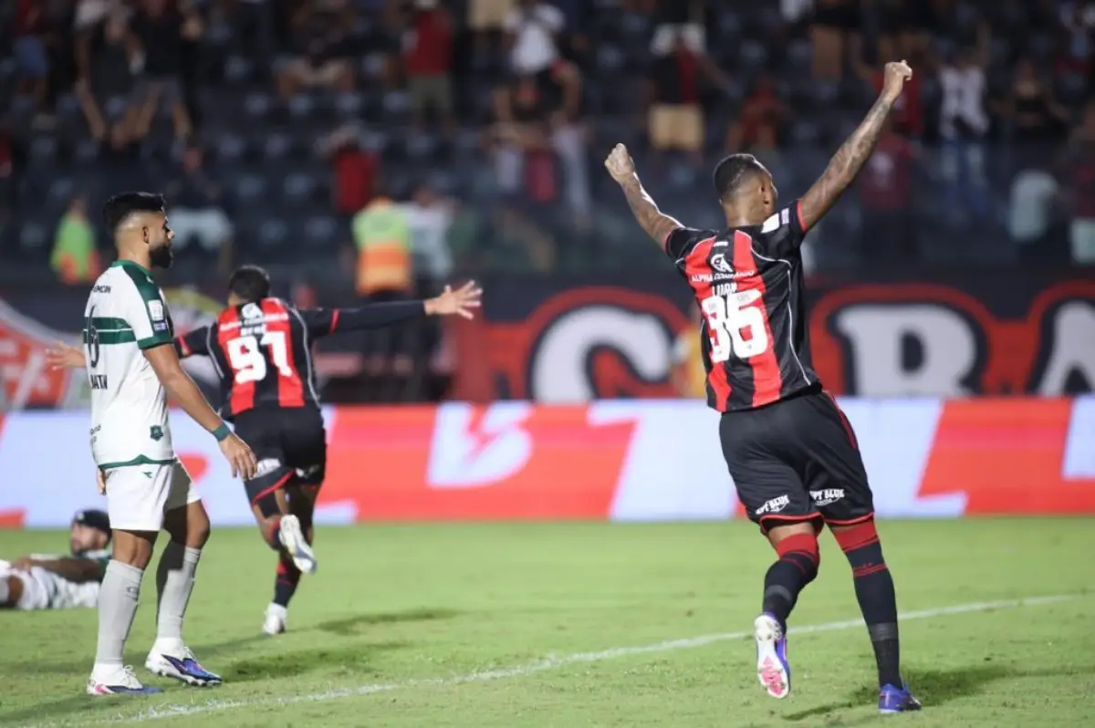 Vitória goleia o Coritiba por 4 a 1 no Barradão e se afasta do Z-4 do Campeonato Brasileiro