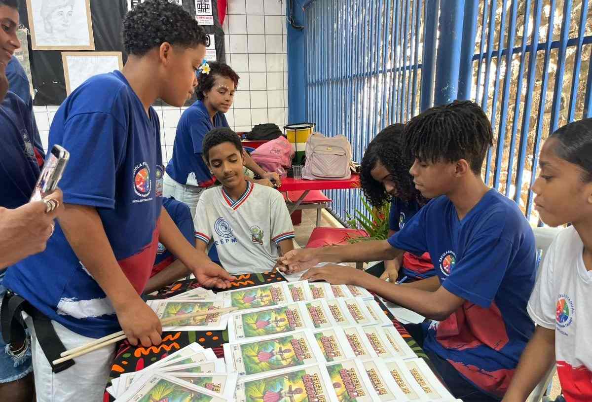 Estudantes lançam HQ sobre resistência negra e reforçam combate ao racismo nas escolas