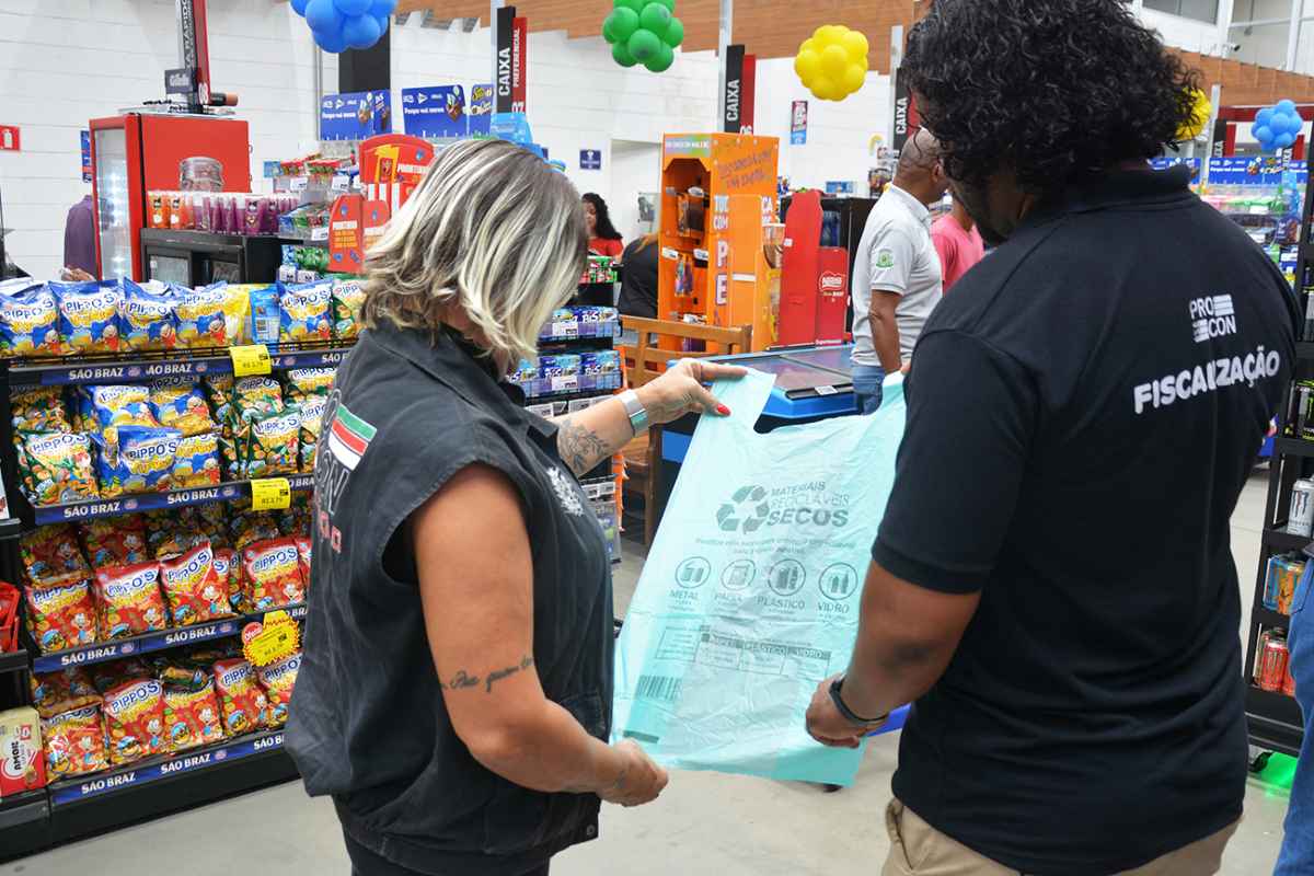 Procon notifica atacadistas de Feira de Santana sobre cumprimento da lei das sacolas recicláveis