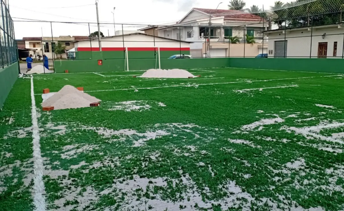 Prefeitura realiza obras em 12 quadras e campos de futebol de Feira de Santana