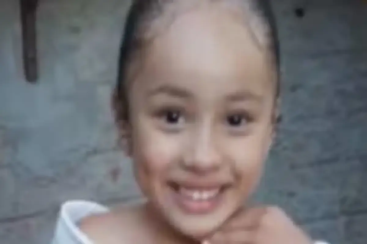 Criança de 7 anos morre após acidente com elevador de alimentos em cafeteria