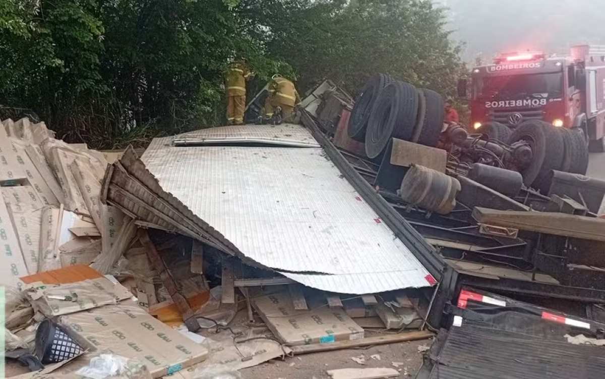 Motorista morre após caminhão que transportava móveis tombar na BR-101