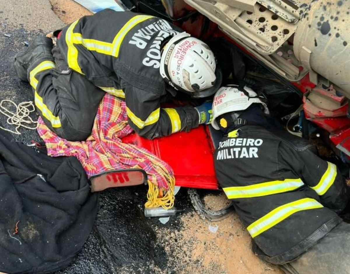 Caminhão capota na BR-110 e vítima morre presa às ferragens