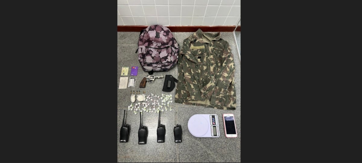 PM apreende 50 porções de cocaína, revólver e rádios comunicadores em Feira de Santana