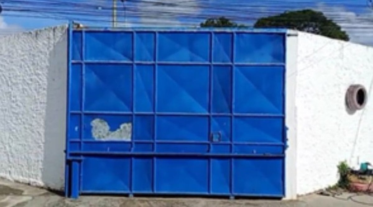Portão que caiu em criança