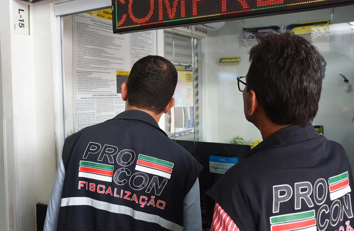 Após denúncias, Procon autua empresa na Rodoviária de Feira de Santana por desrespeito a idosos
