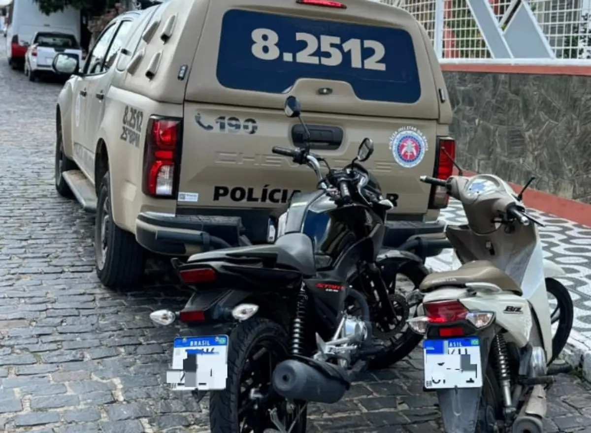 Polícia Militar recupera duas motocicletas roubadas após suspeitos abandonarem veículos na BR-324