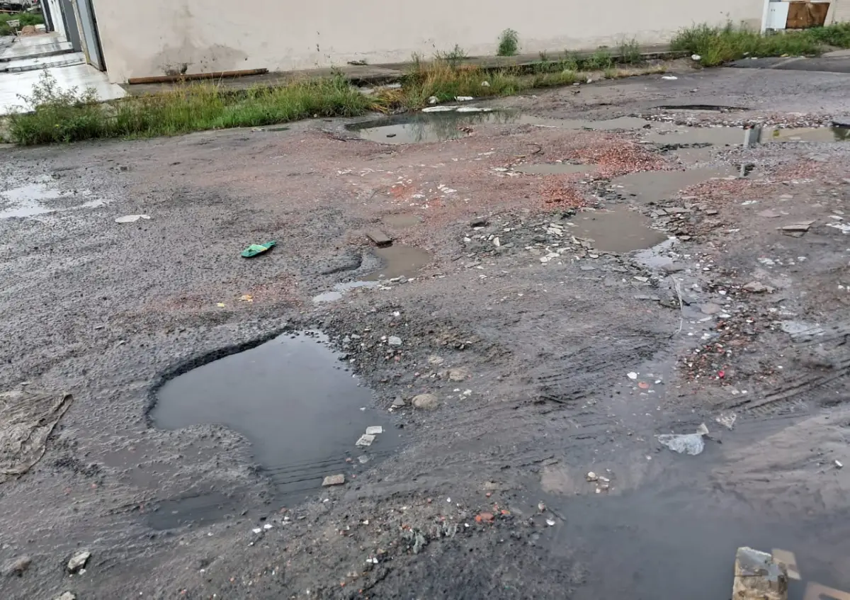 Moradores denunciam esgoto a céu aberto em rua de Feira de Santana