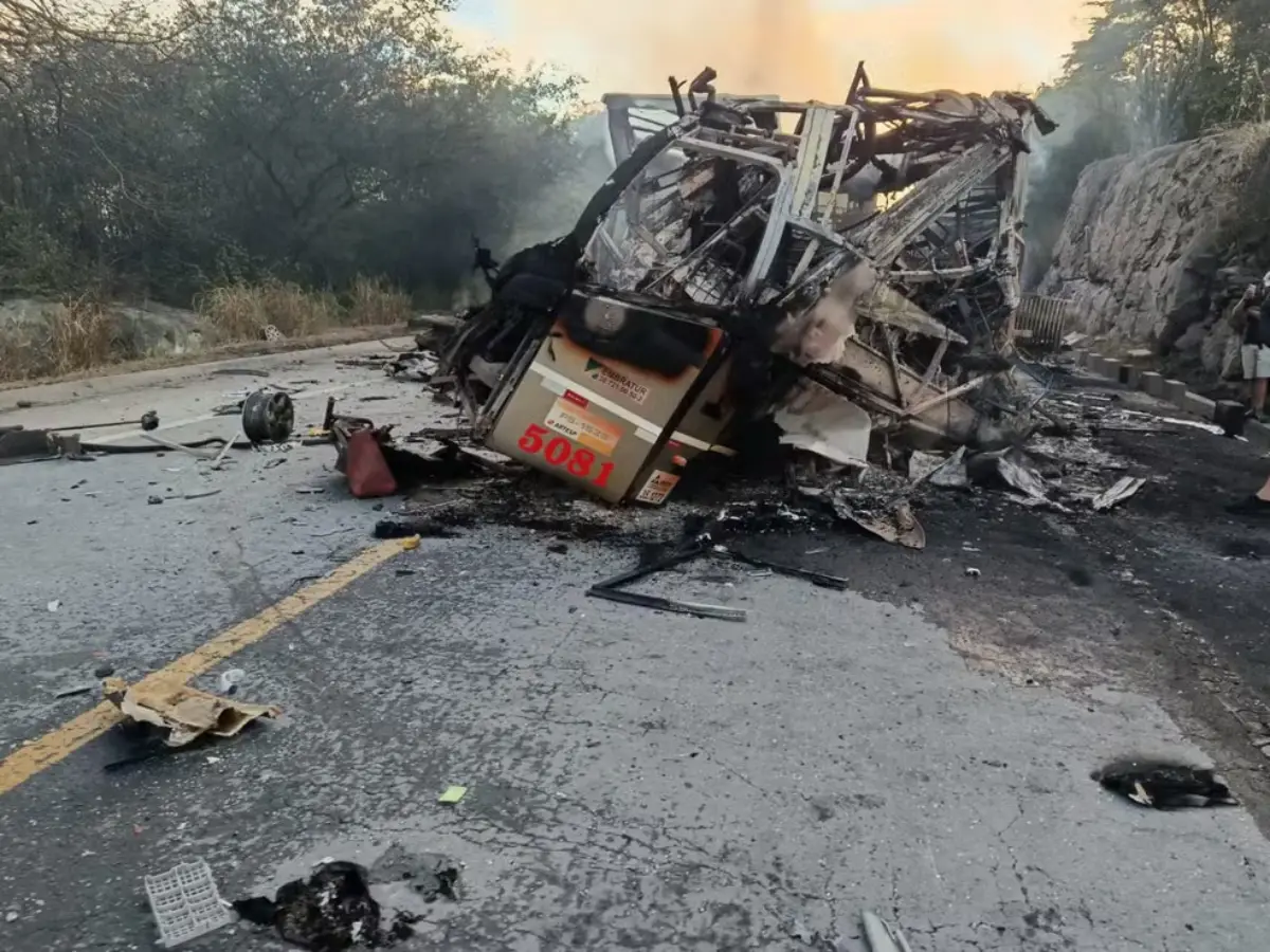 Colisão entre ônibus e carreta causa incêndio e deixa mortos e feridos no Norte de Minas Gerais