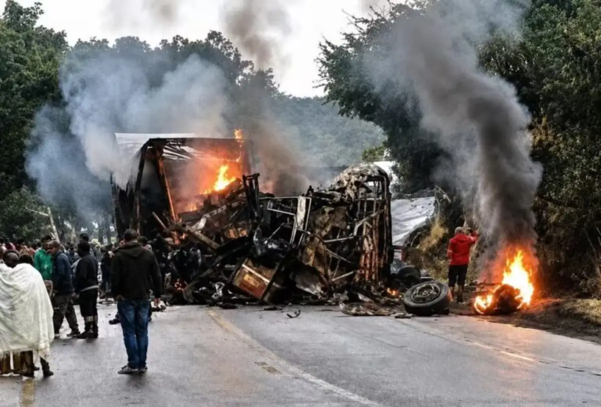 Colisão entre ônibus e carreta causa incêndio e deixa mortos e feridos no Norte de Minas Gerais