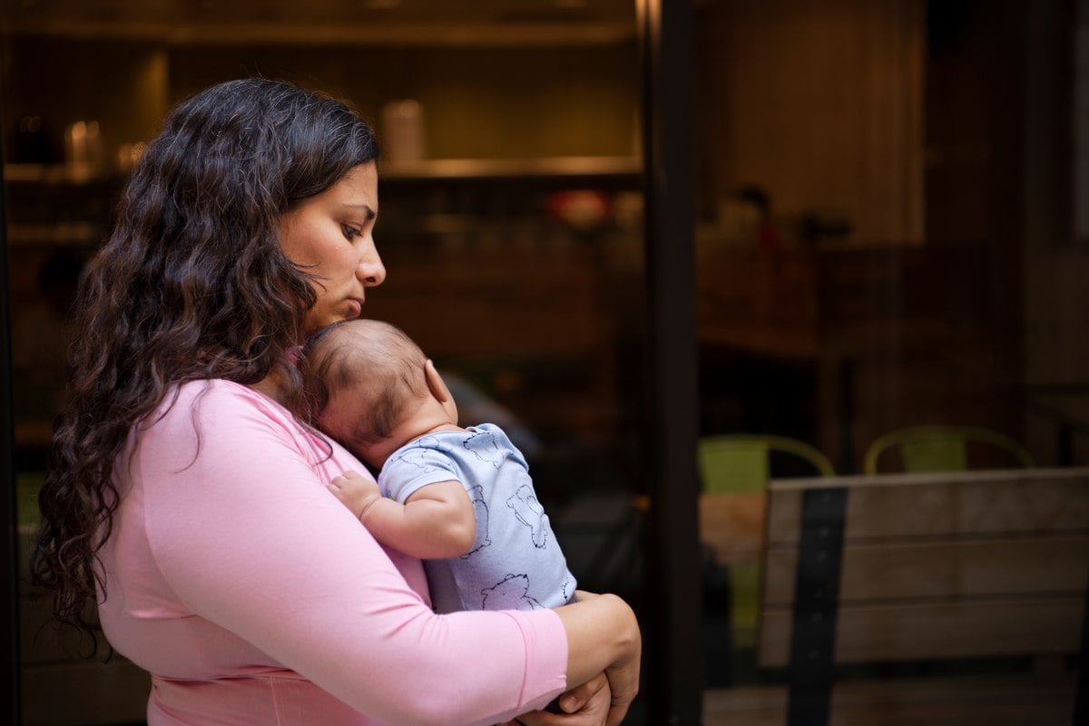 mãe com bebê no colo