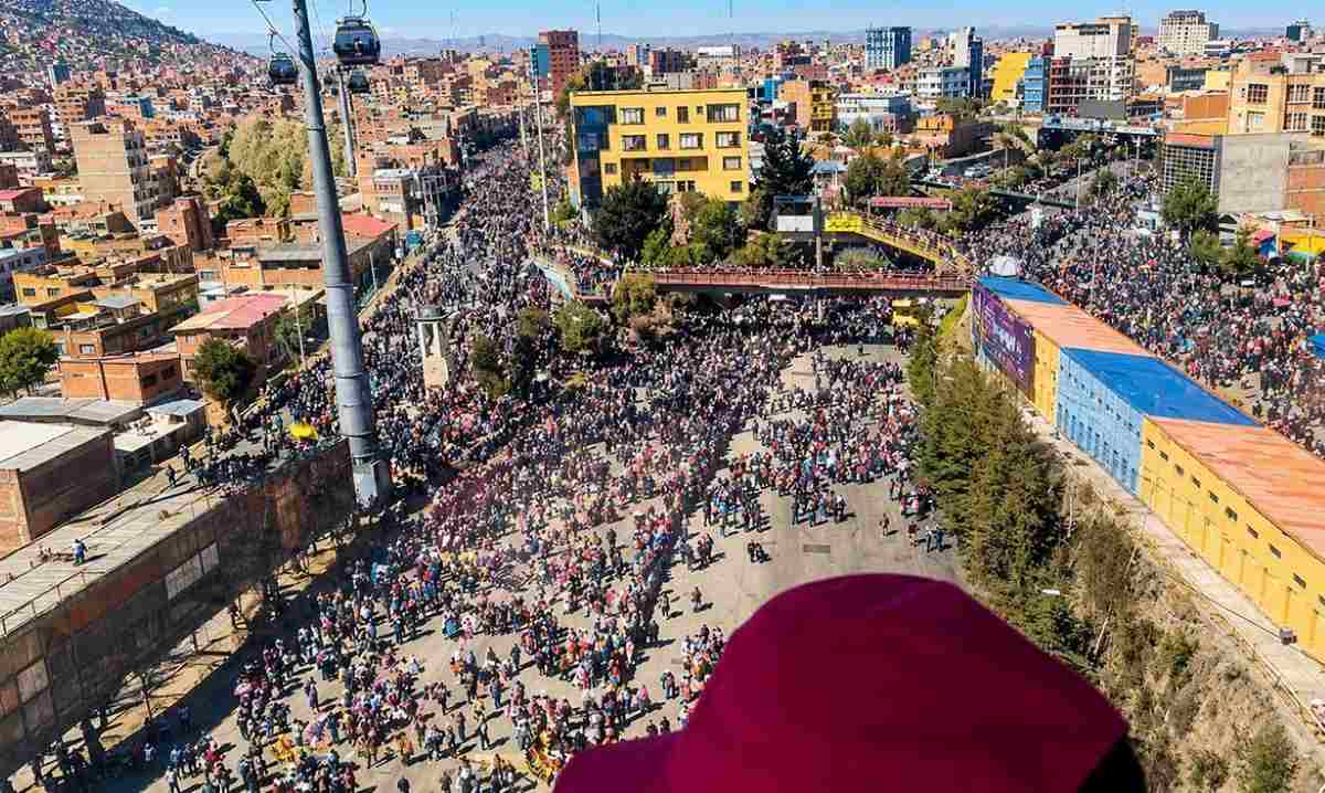 Bolívia vive escalada de protestos e bloqueios contra presidente Rodrigo Paz