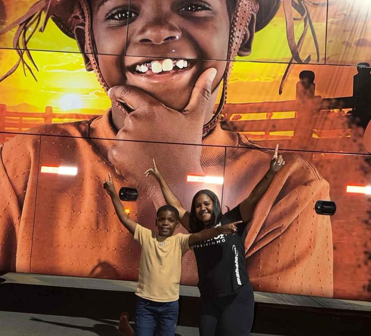 Cantor mirim Ruan Vaqueirinho se emociona ao receber ônibus personalizado para agenda de shows