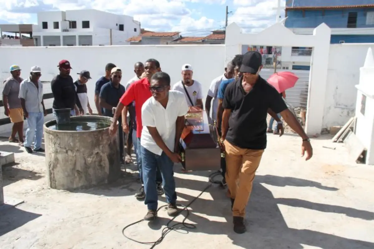 Pedreiro morto em desabamento é enterrado em Conceição do Coité