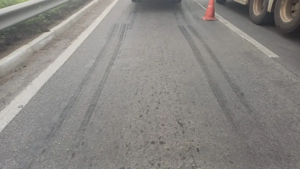 Acidente entre três veículos deixa motorista ferido e trava trânsito na BR-324
