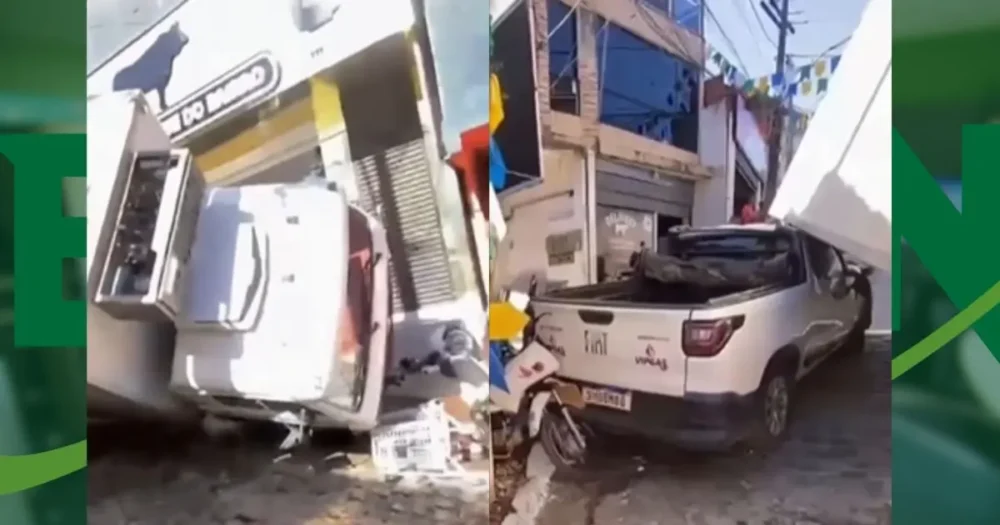 Caminhão tombou em frente a supermercado de Itacaré Caminhão tombou em frente a supermercado de Itacaré