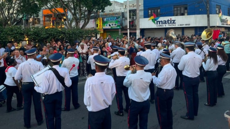 Procissão de Senhora Sant’Ana reúne dezenas de fiéis e encerra festa da padroeira em Feira