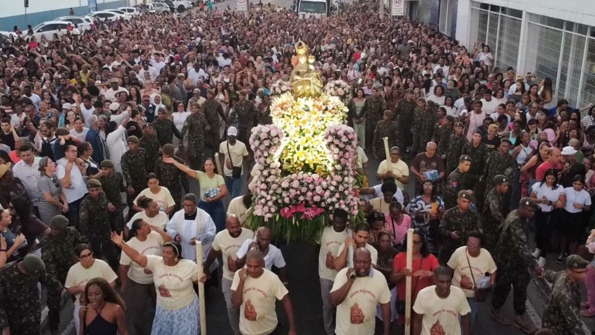 Procissão de Senhora Sant’Ana reúne dezenas de fiéis e encerra festa da padroeira em Feira