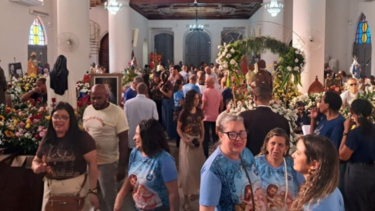 Procissão de Senhora Sant’Ana reúne dezenas de fiéis e encerra festa da padroeira em Feira