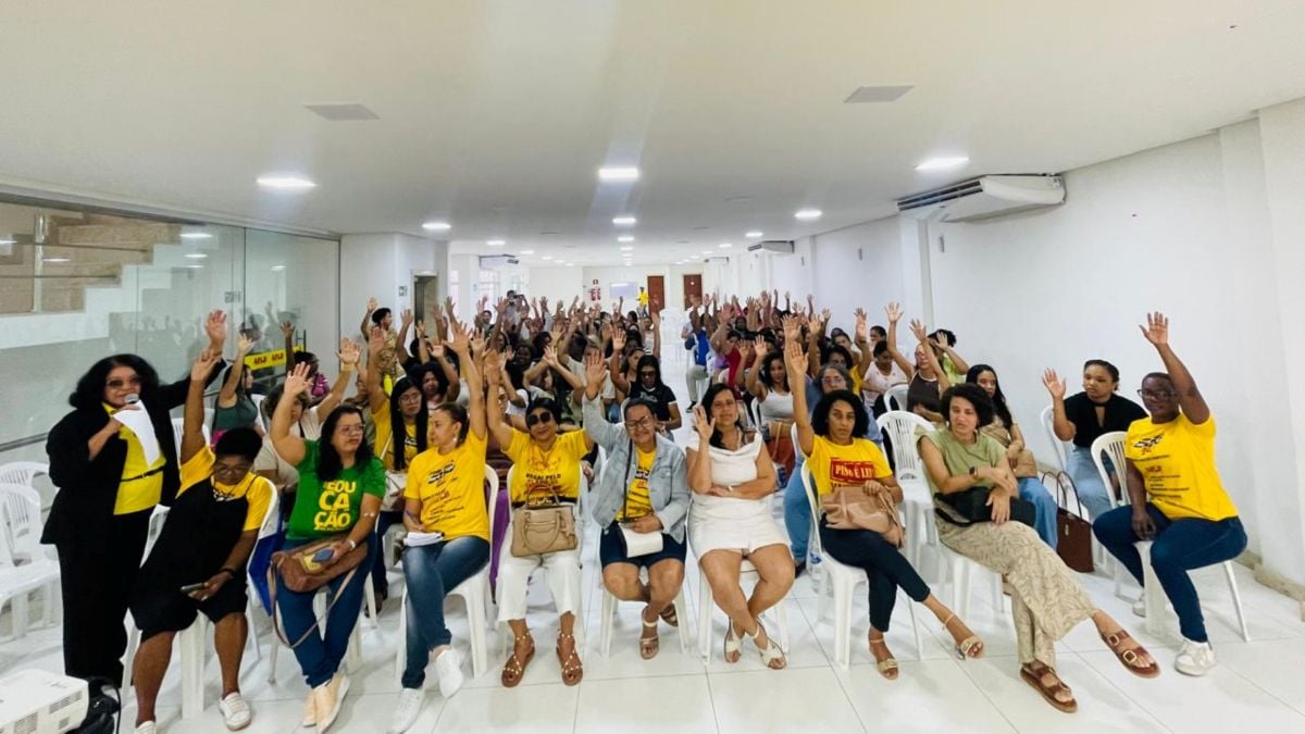 Assembleia de professores na APLB Feira