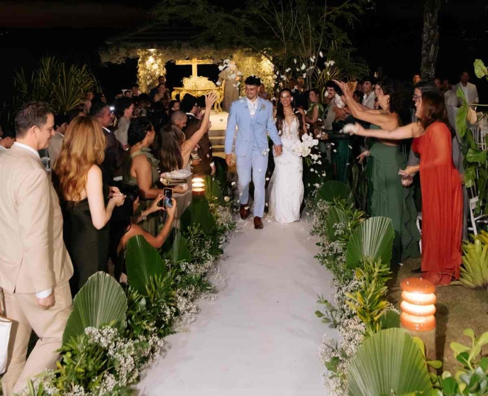 Filho de Xanddy Harmonia e Carla Perez se casa com dominicana em ilha particular