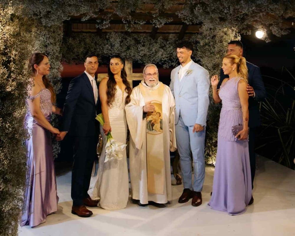 Filho de Xanddy Harmonia e Carla Perez se casa com dominicana em ilha particular