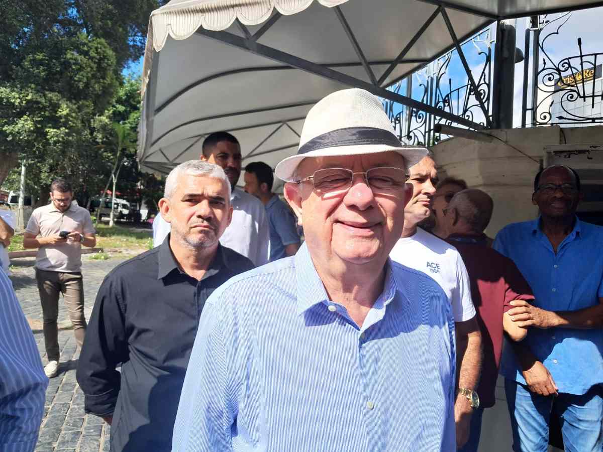 Prefeito assina ordem de serviço para a Praça Fróes da Motta; obra deve ser entregue em dezembro