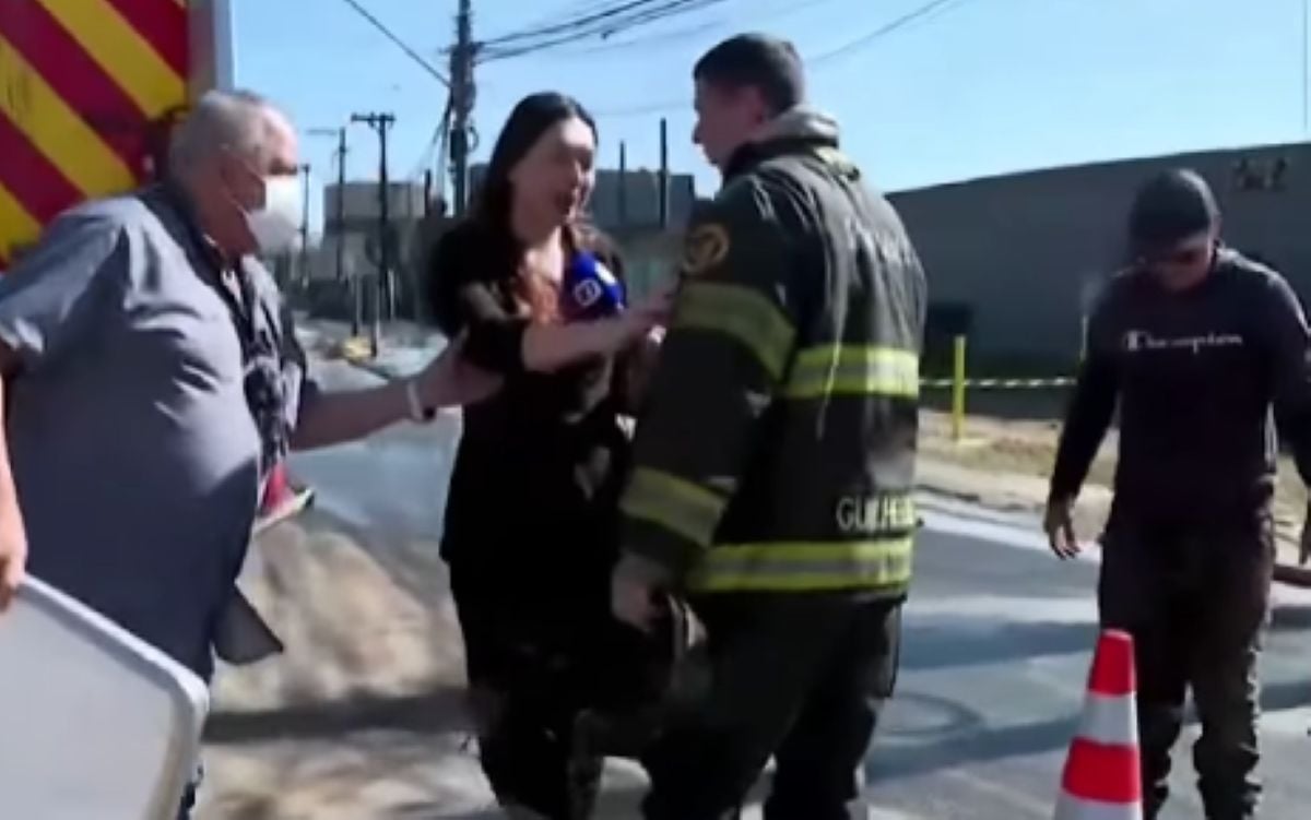 VÍDEO: repórter da Record cai em bueiro ao vivo