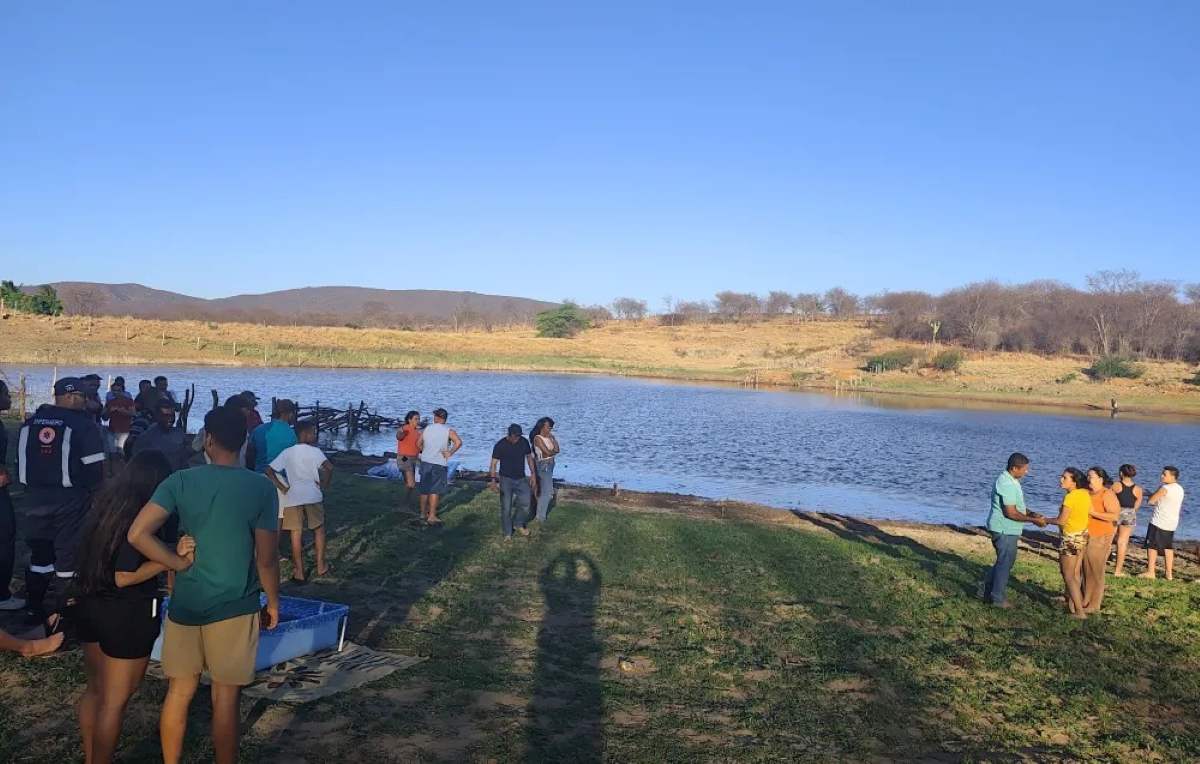 Embarcação improvisada onde quatro crianças morreram em reservatório na zona rural de Paramirim