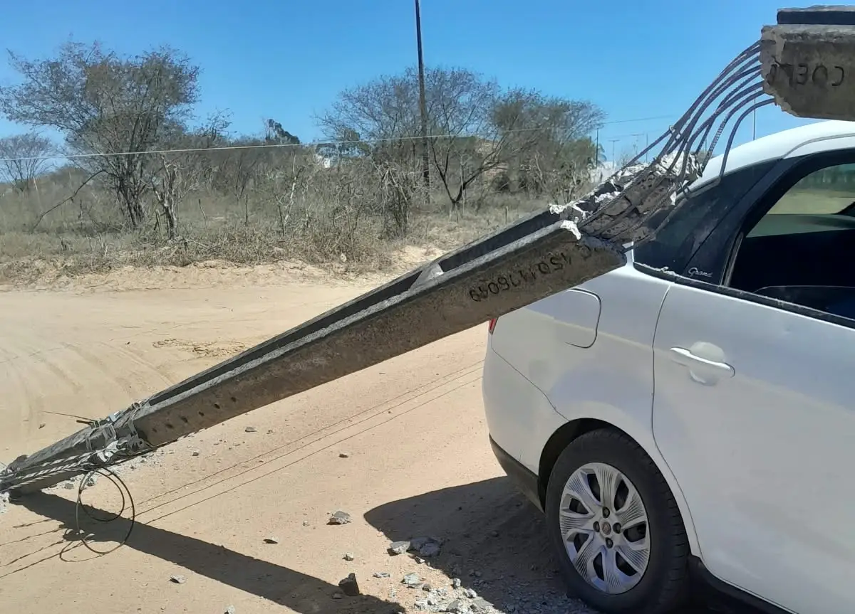 Motorista perde controle, bate em poste e deixa área energizada em Coité; 3 pessoas estavam no veículo