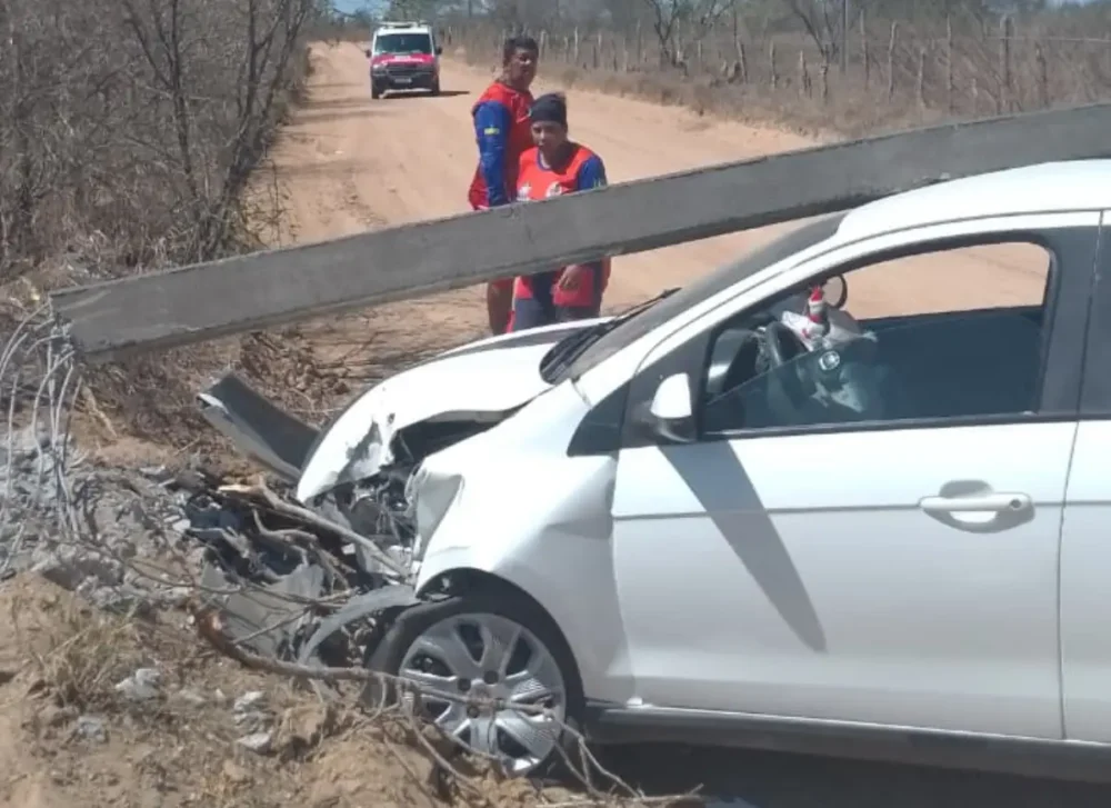 Motorista perde controle, bate em poste e deixa área energizada em Coité; 3 pessoas estavam no veículo