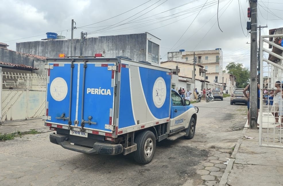 Atiradores arrombam portão, invadem casa e matam adolescente com vários tiros em Feira de Santana