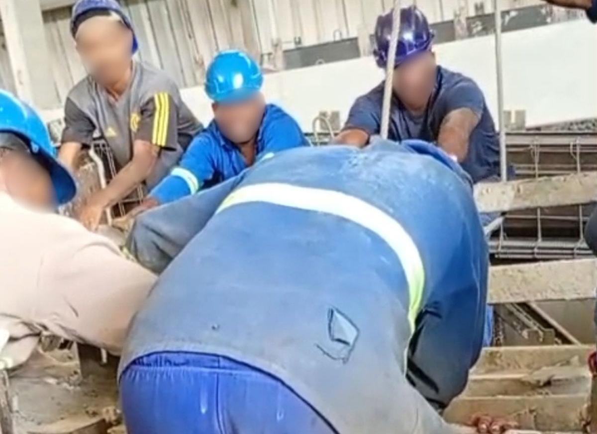 Momento da tentativa de socorro a Marlon por colegas de trabalho 