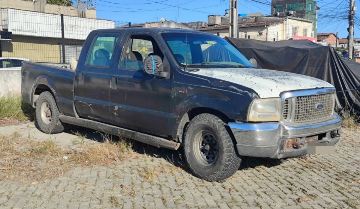 Caminhonete que era conduzida por Silvio Tomaz da Silva quando ele foi morto em Feira de Santana
