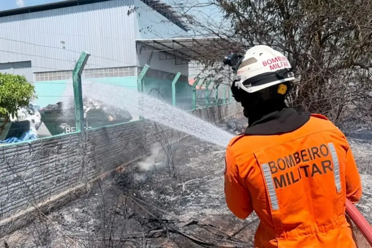 Bombeiros combatem dois incêndios na BA-160 e evitam danos maiores em Bom Jesus da Lapa