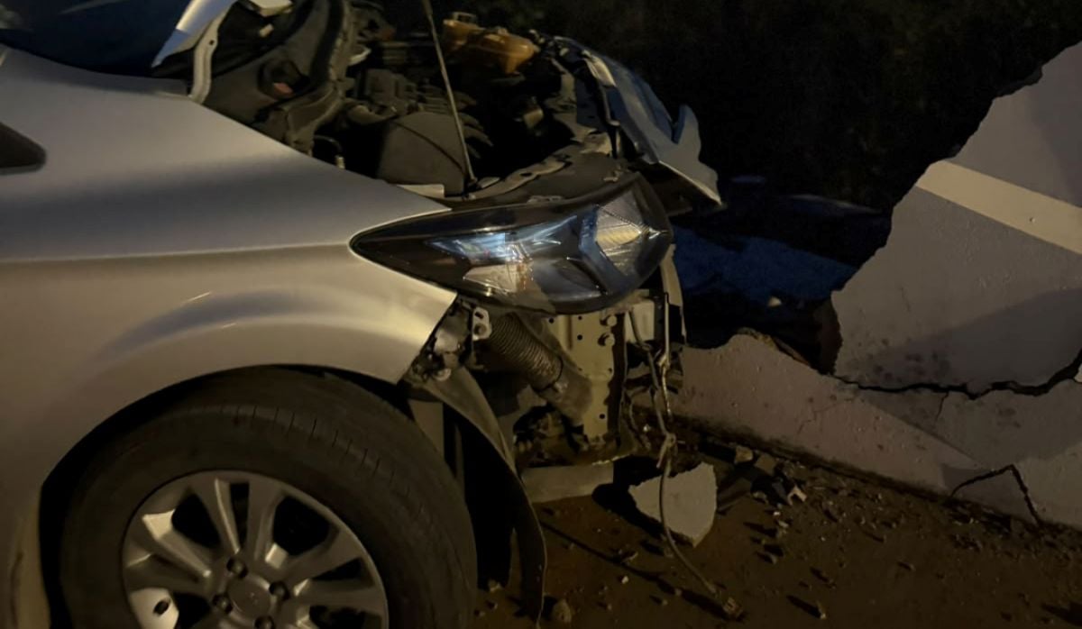 Carro perde o controle e bate em residência em Conceição do Coité; crianças estão envolvidas no acidente