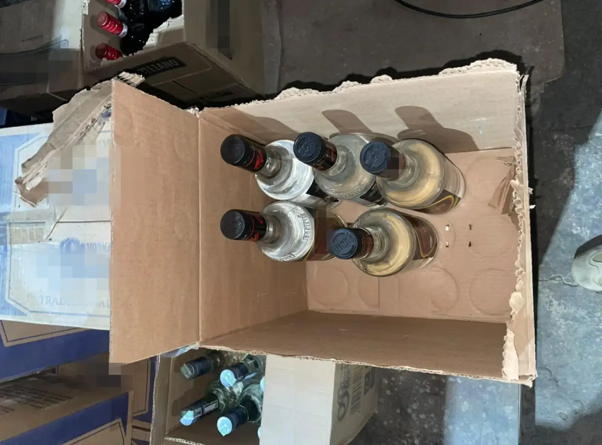 Cerca de 5 mil litros de cachaça são encontrados em condições inadequadas; estabelecimento é interditado