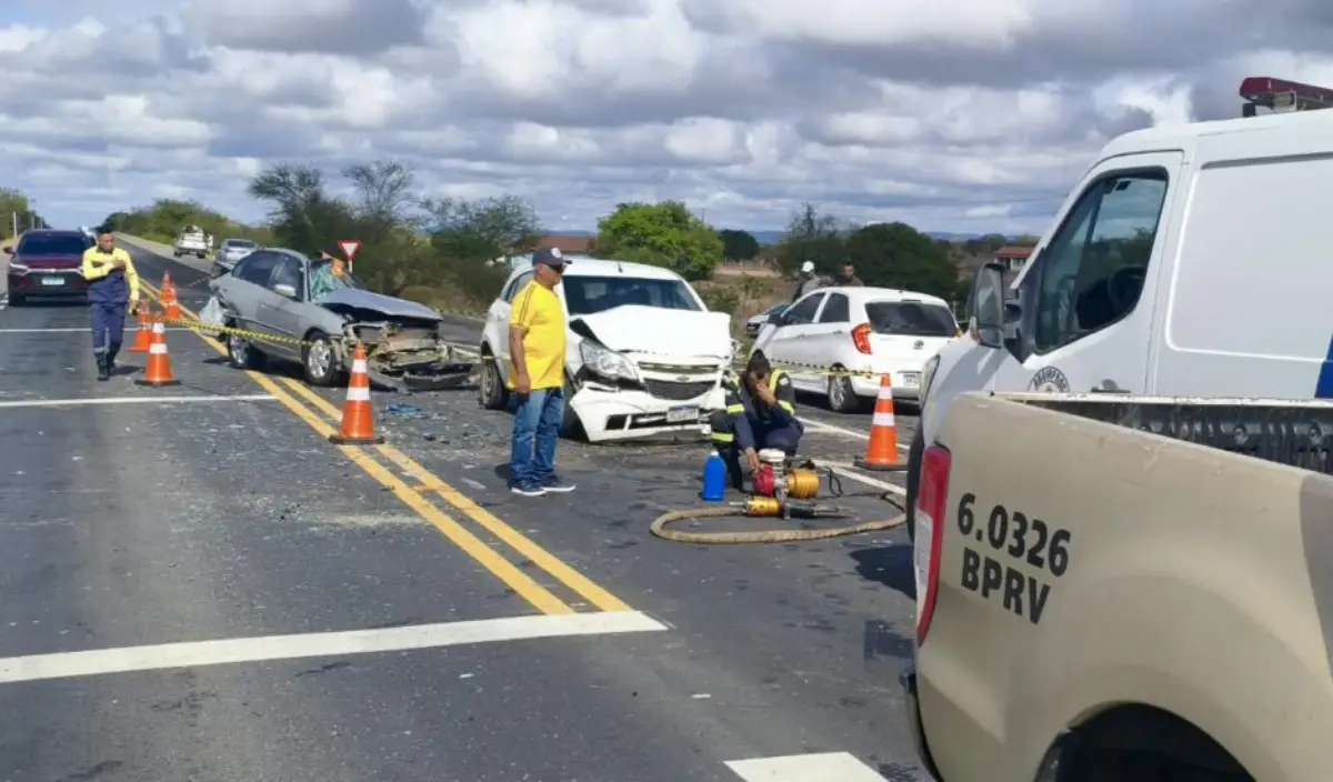 Acidente com quatro veículos deixa dois mortos e outros dois feridos na BA-052