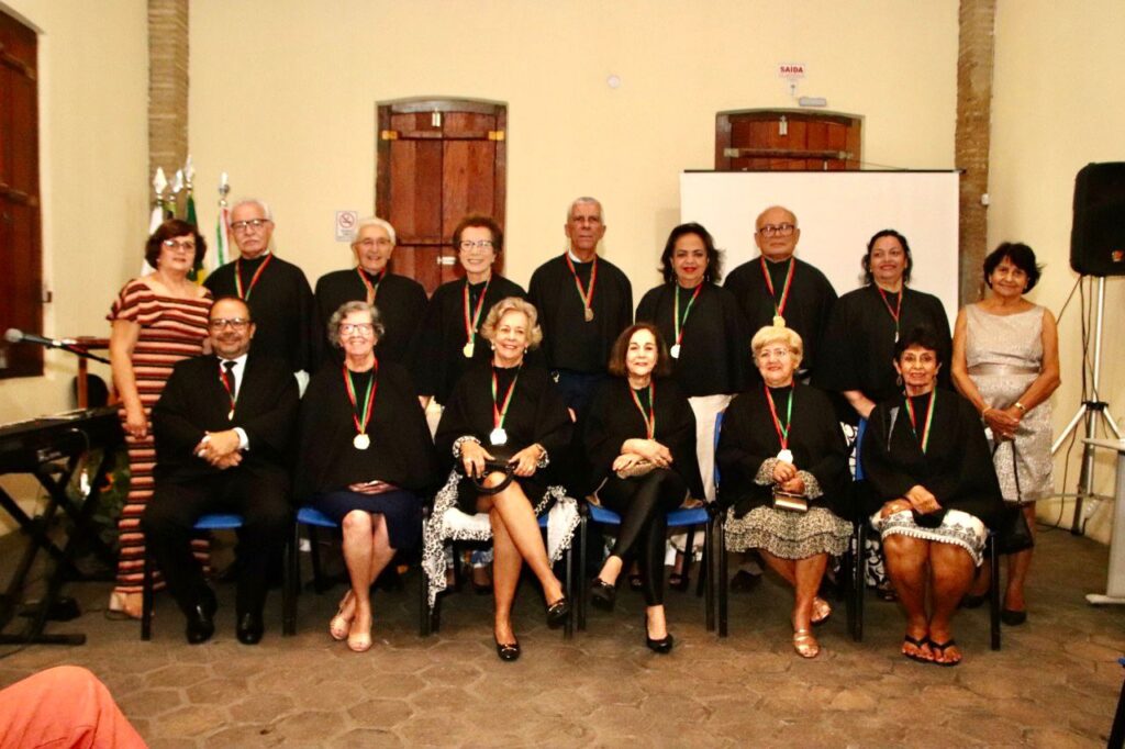 Professor Antônio César de Oliveira toma posse na Academia de Educação de Feira Professor Antônio César de Oliveira toma posse na Academia de Educação de Feira