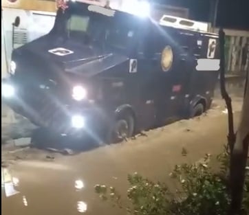 Alagamentos, buracos, carros atolados; confira os flagrantes das chuvas